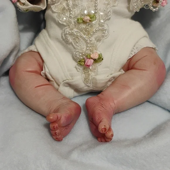 Newborn Baby That Looks So Real Like She Was Just Born - Picture 4 of 16